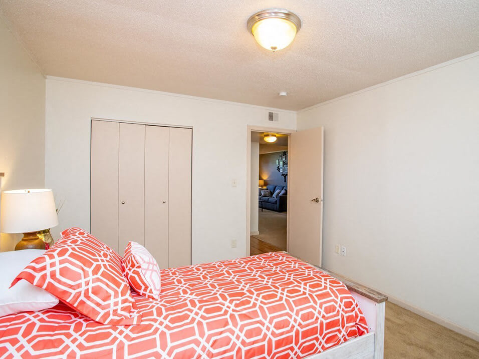 Bloomington Apartment Photos Arbors at Eastland